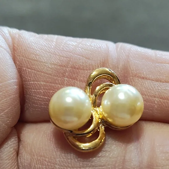 VINTAGE GOLD-TONE IVORY FAUX DOUBLE PEARL STUD .5" EARRINGS - Picture 7 of 8